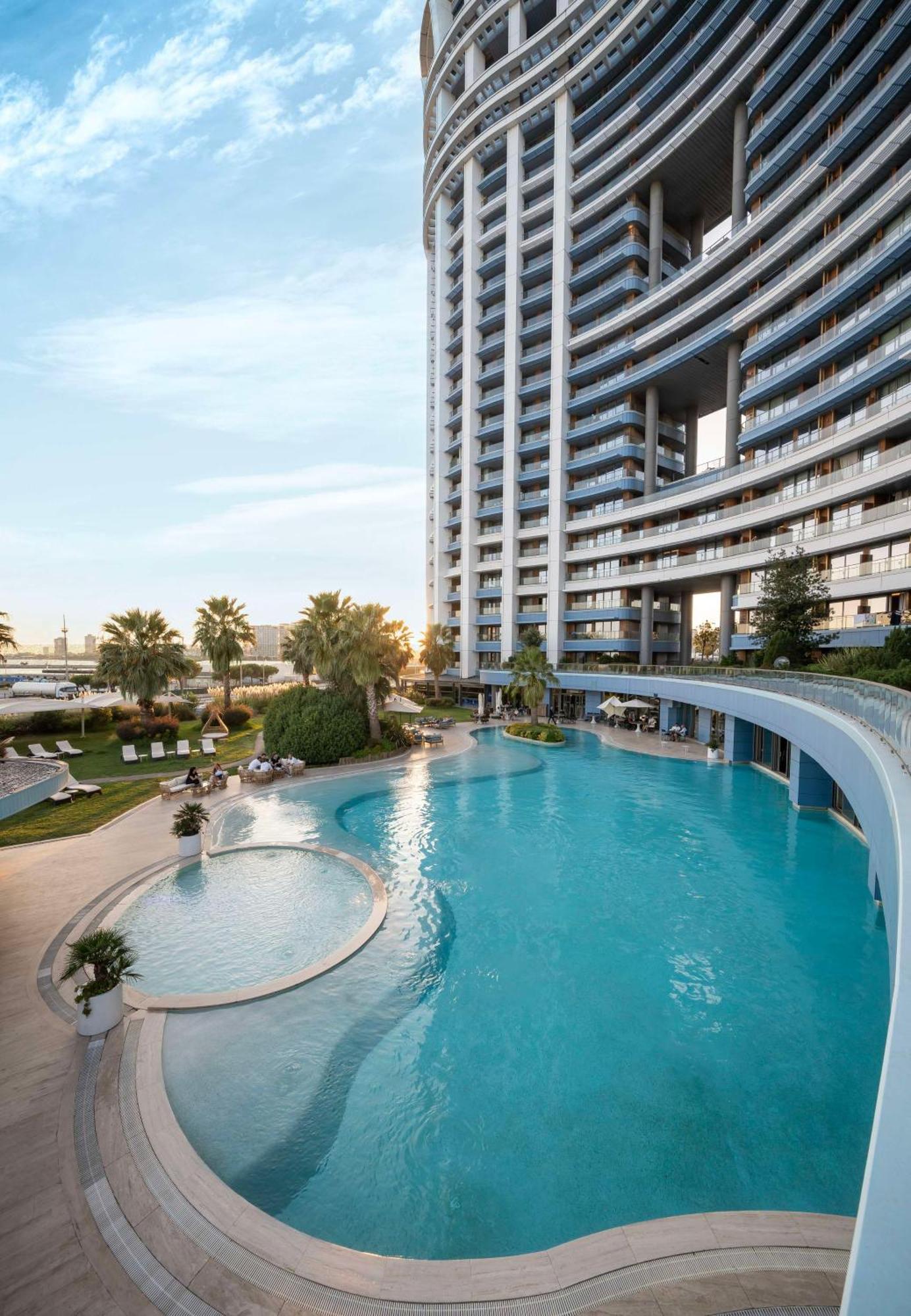 Radisson Blu Hotel Istanbul Ottomare Ngoại thất bức ảnh The swimming pool at the complex