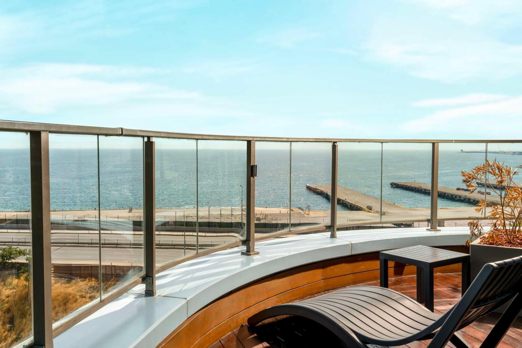 Radisson Blu Hotel Istanbul Ottomare Ngoại thất bức ảnh A curved glass balustrade
