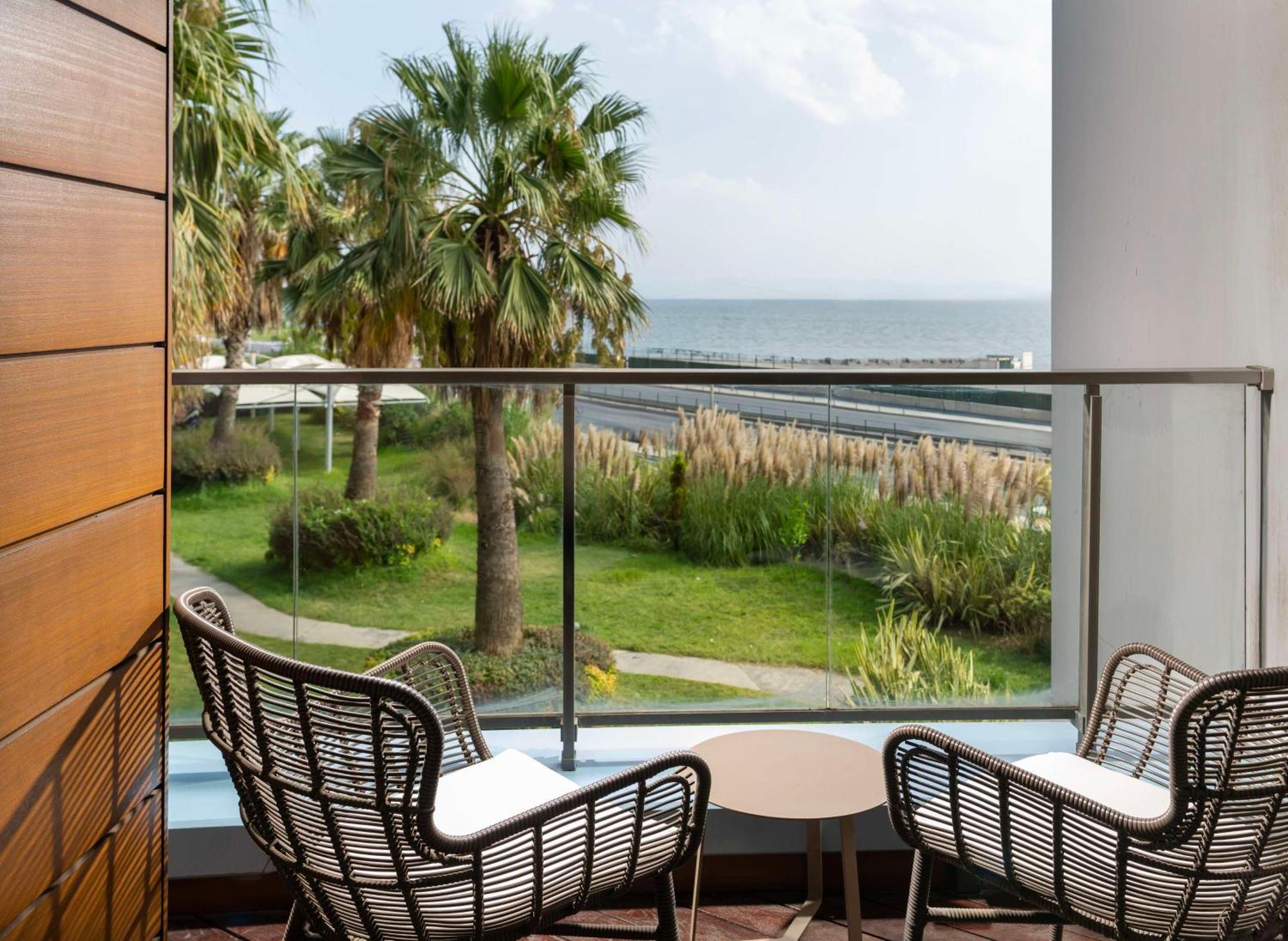 Radisson Blu Hotel Istanbul Ottomare Ngoại thất bức ảnh A balcony