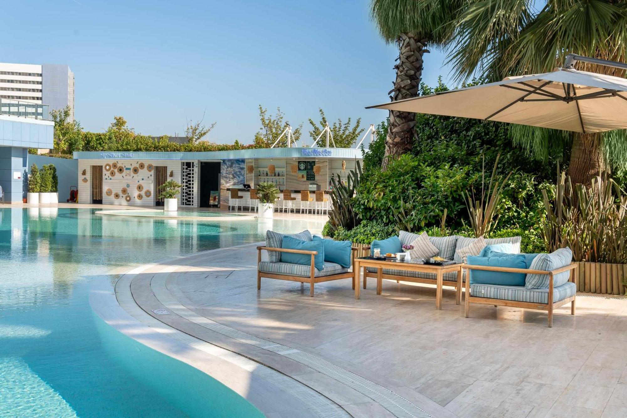 Radisson Blu Hotel Istanbul Ottomare Ngoại thất bức ảnh The pool at the hotel