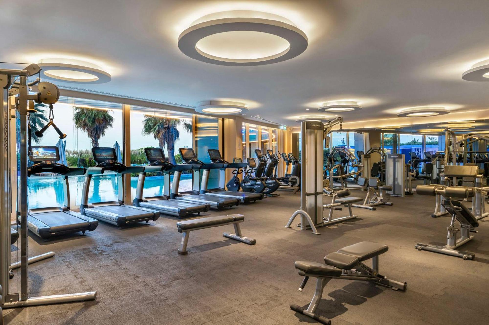 Radisson Blu Hotel Istanbul Ottomare Ngoại thất bức ảnh The gym at the hotel