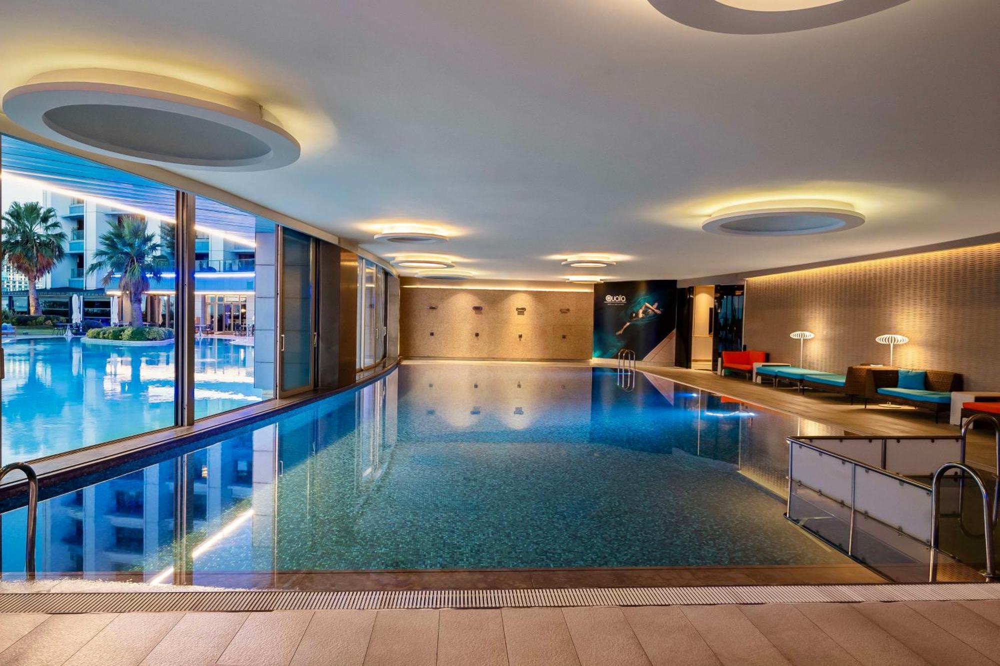 Radisson Blu Hotel Istanbul Ottomare Ngoại thất bức ảnh The pool at the hotel