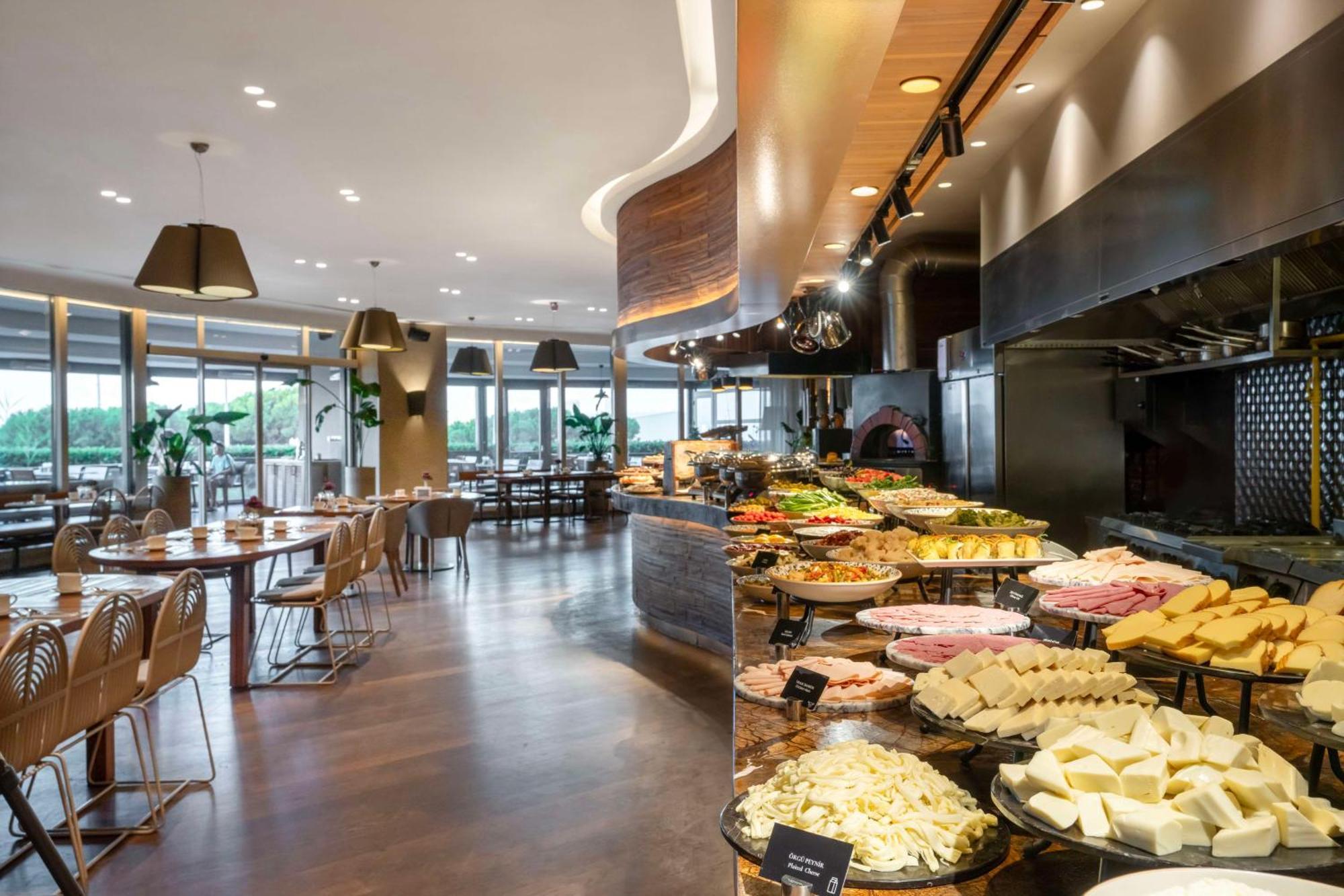 Radisson Blu Hotel Istanbul Ottomare Ngoại thất bức ảnh The buffet at the restaurant
