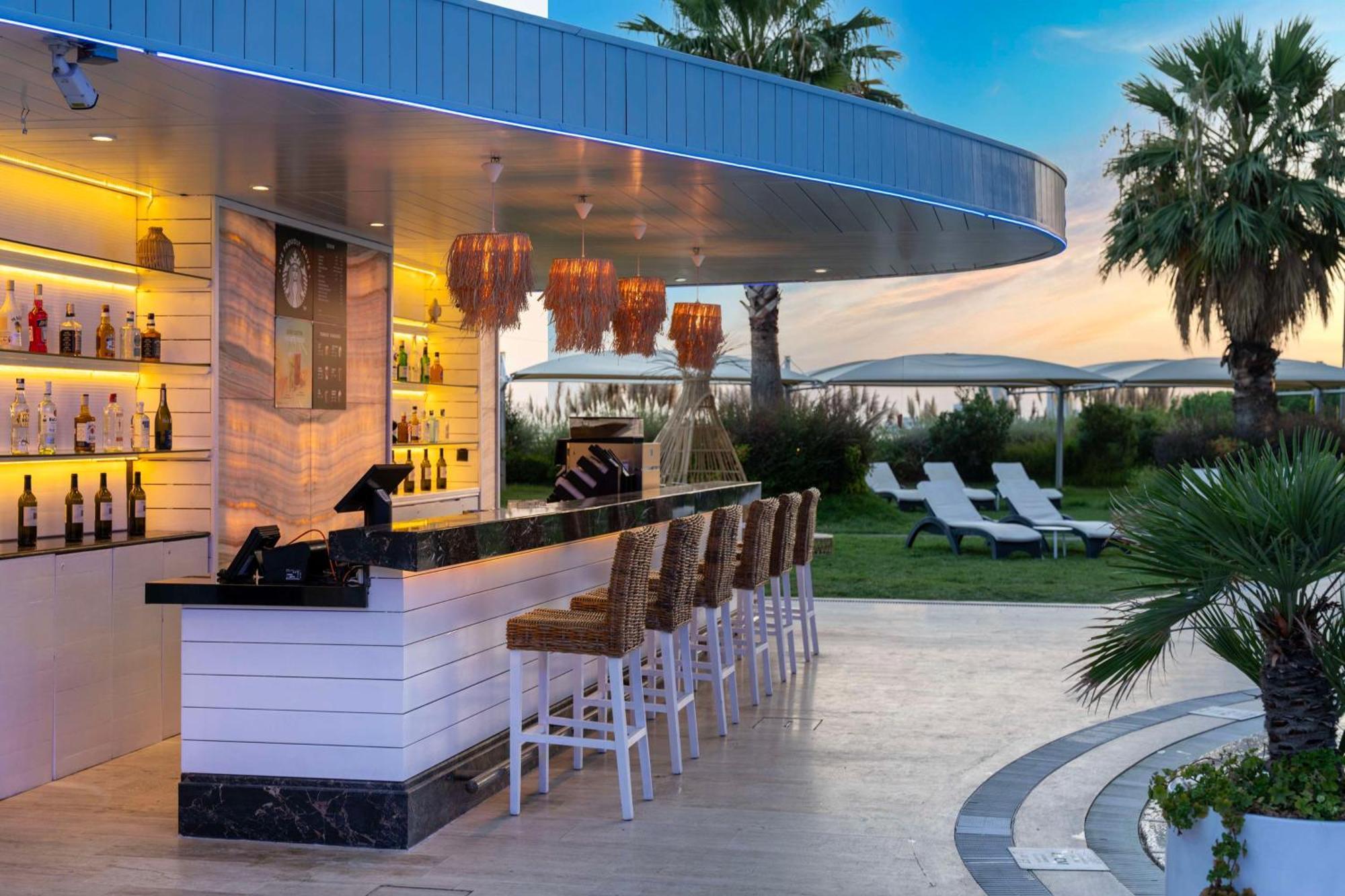 Radisson Blu Hotel Istanbul Ottomare Ngoại thất bức ảnh The bar at the pool